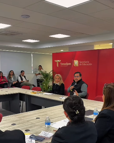 El secretario de Educación, Miguel Ángel Valdez García, presidió la reunión de trabajo sobre la estrategia Tamaulipas Educa, con la titular de la Subsecretaría de Educación Básica, Nora Hilda de los Reyes Vázquez.